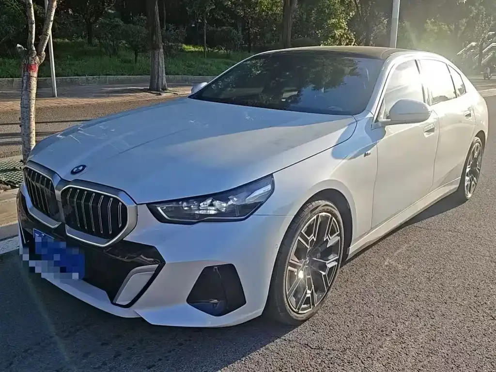 BMW 5 Series — фото 1