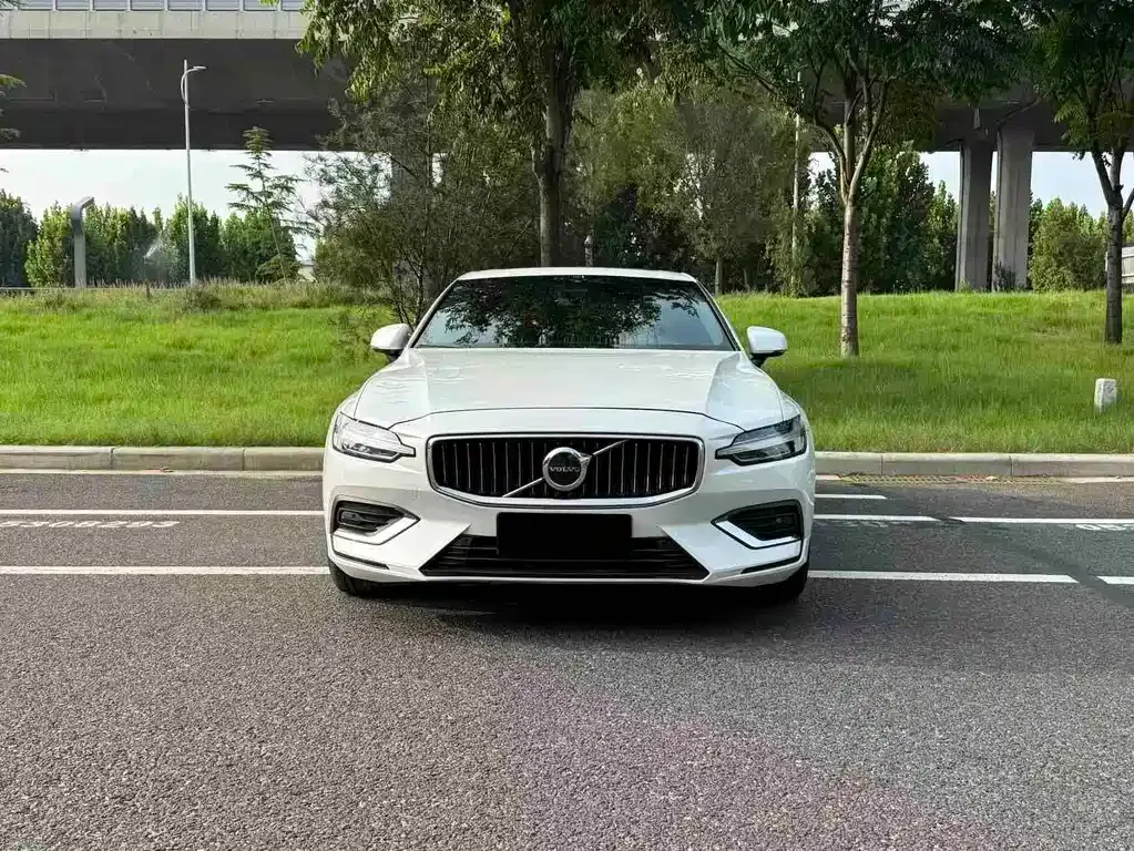 Volvo S60 — фото 1