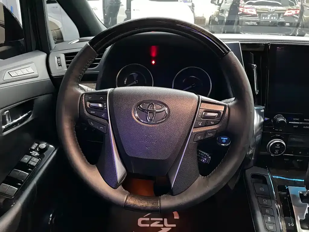 Toyota Vellfire — фото 8