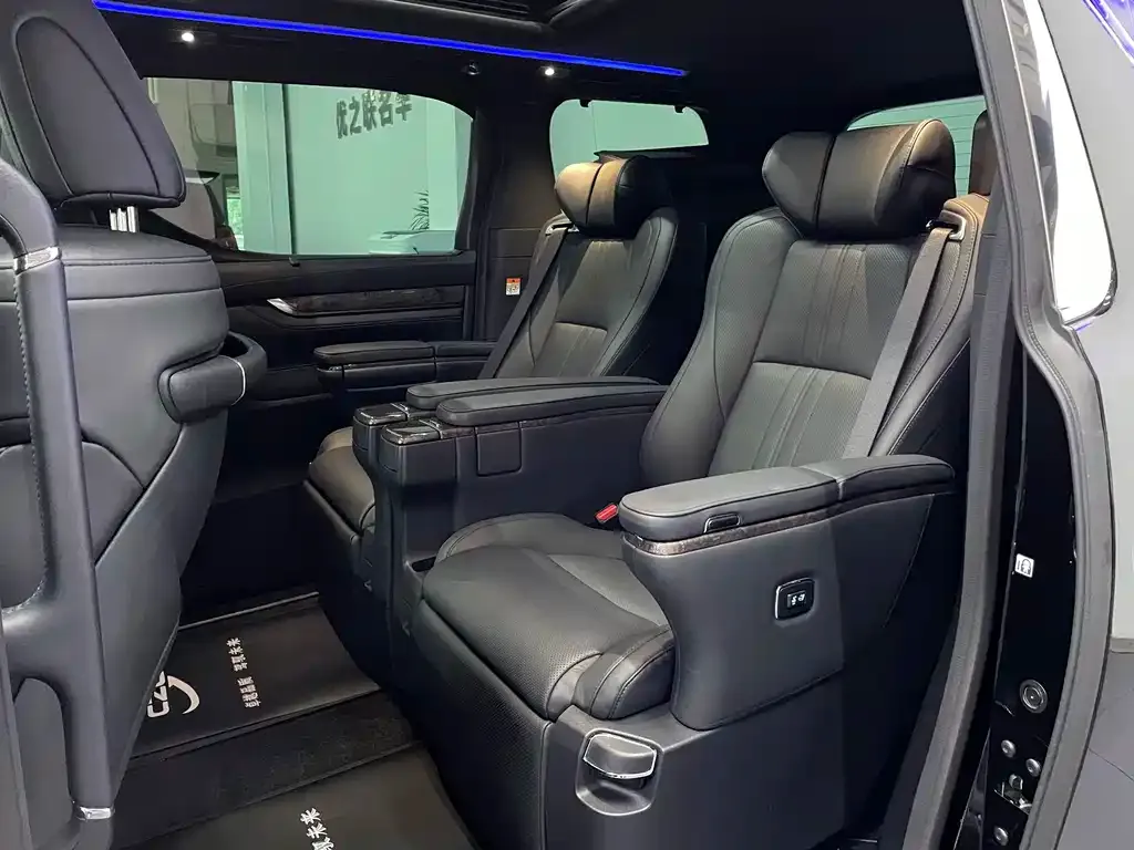 Toyota Vellfire — фото 10