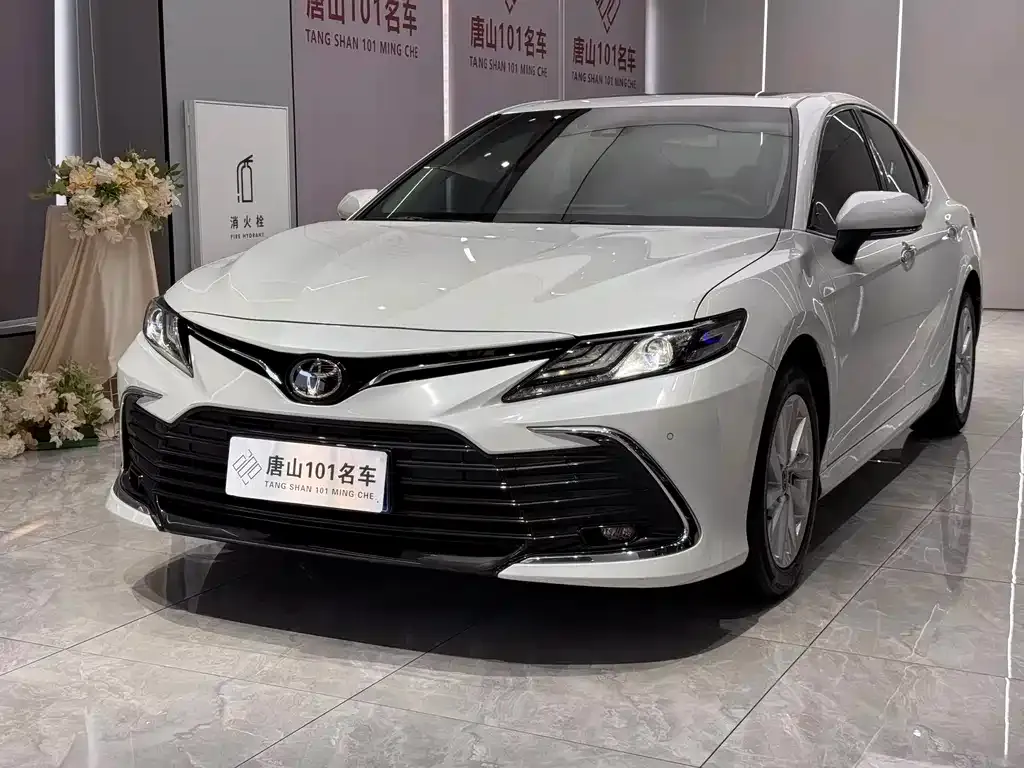 Toyota Camry — фото 1