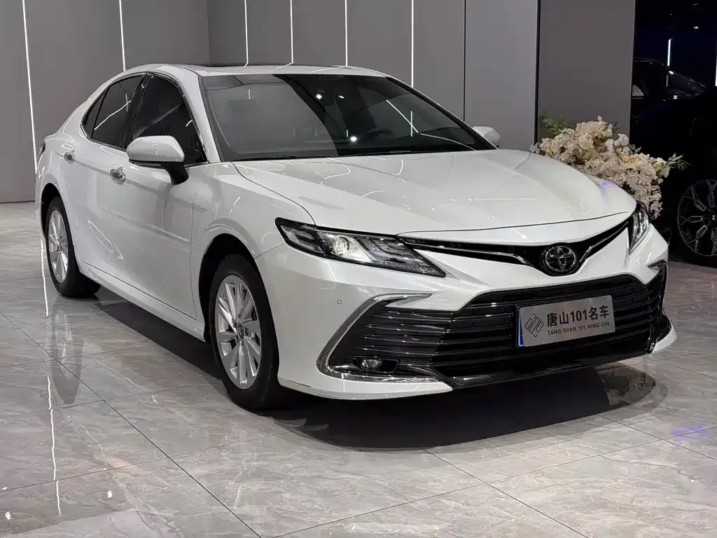 Toyota Camry — фото 2