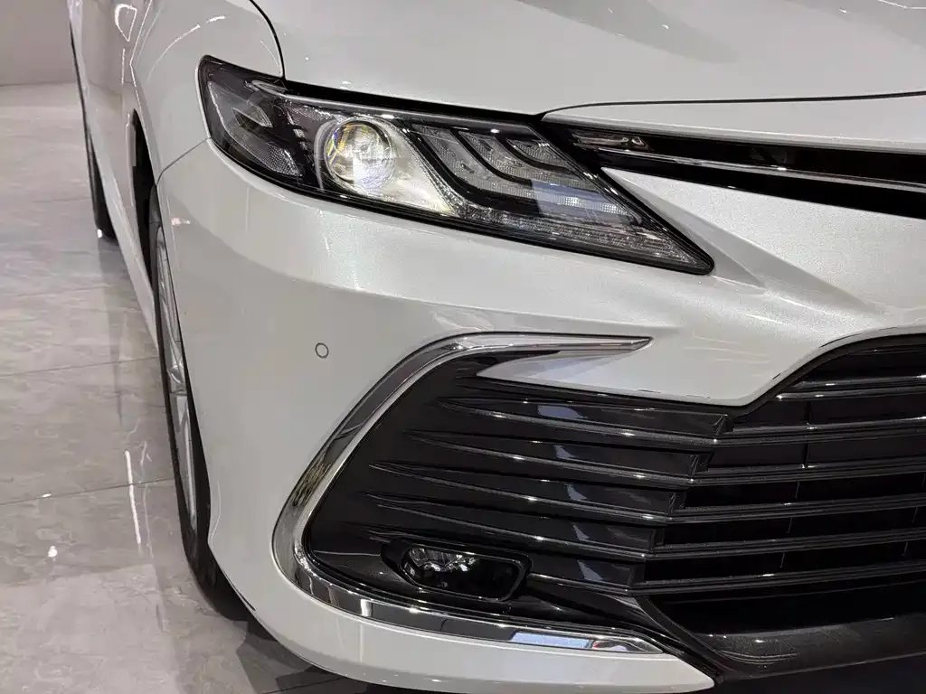 Toyota Camry — фото 3