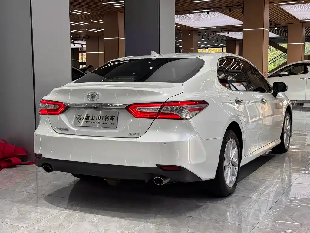 Toyota Camry — фото 4