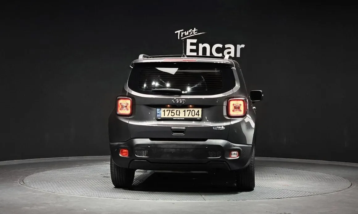 Jeep Renegade — фото 10