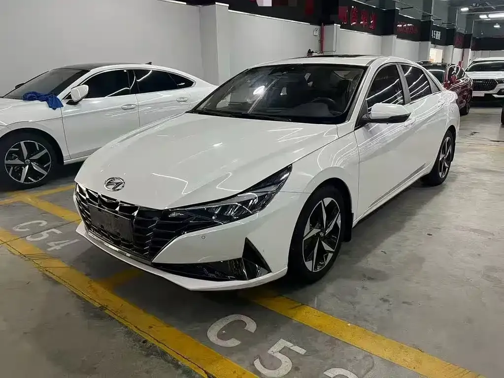 Hyundai Elantra — фото 1