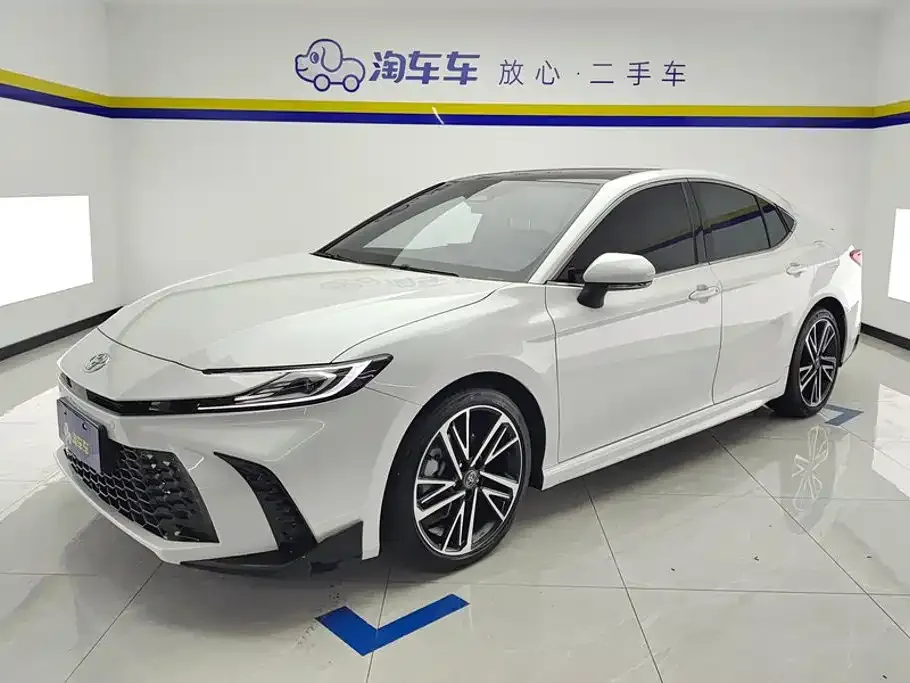 Toyota Camry — фото 1
