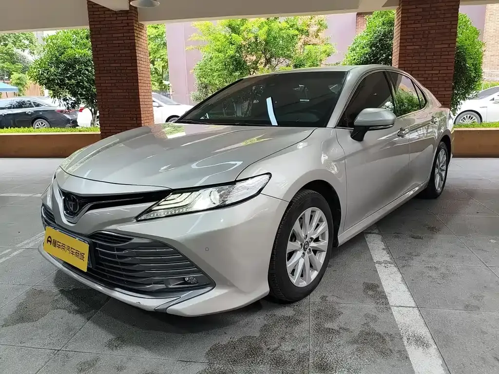 Toyota Camry — фото 1