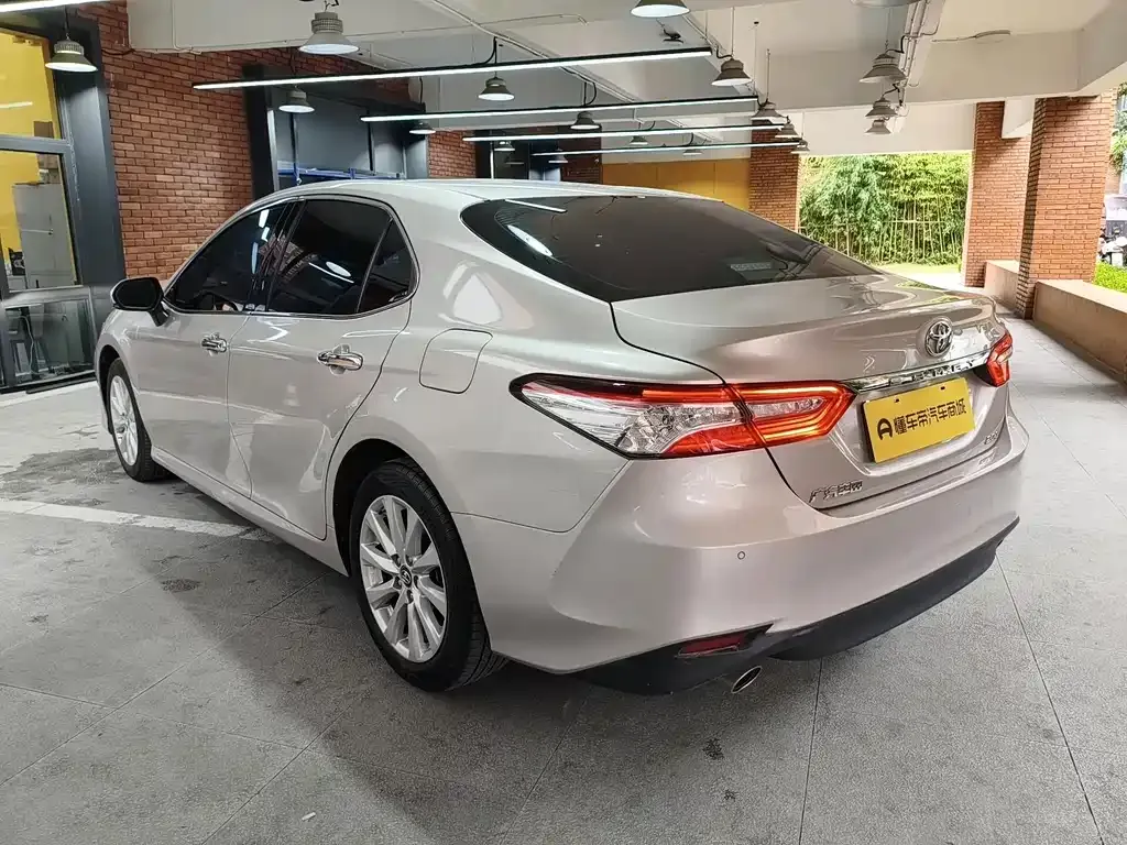 Toyota Camry — фото 6