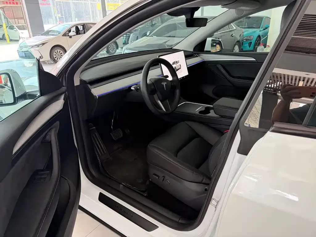 Tesla Model Y — фото 9