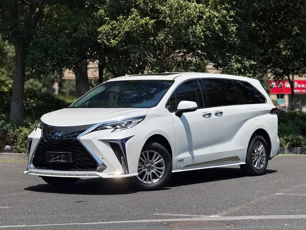Toyota Sienna — фото 1