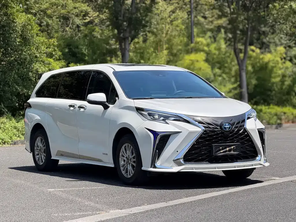 Toyota Sienna — фото 5