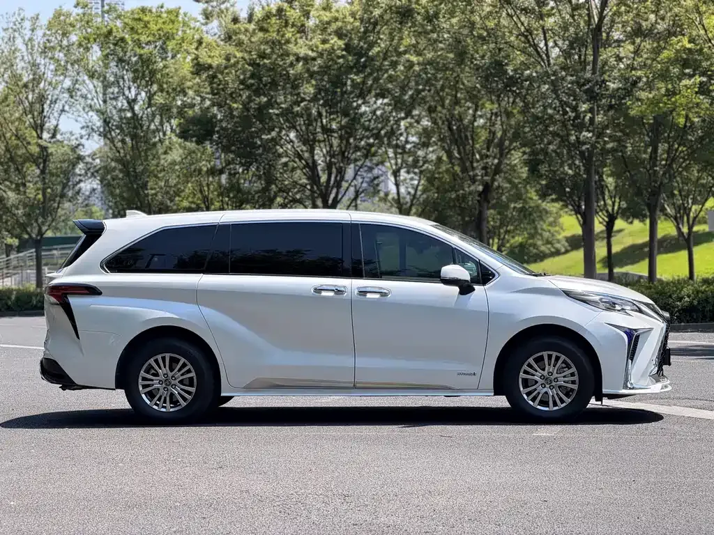 Toyota Sienna — фото 7