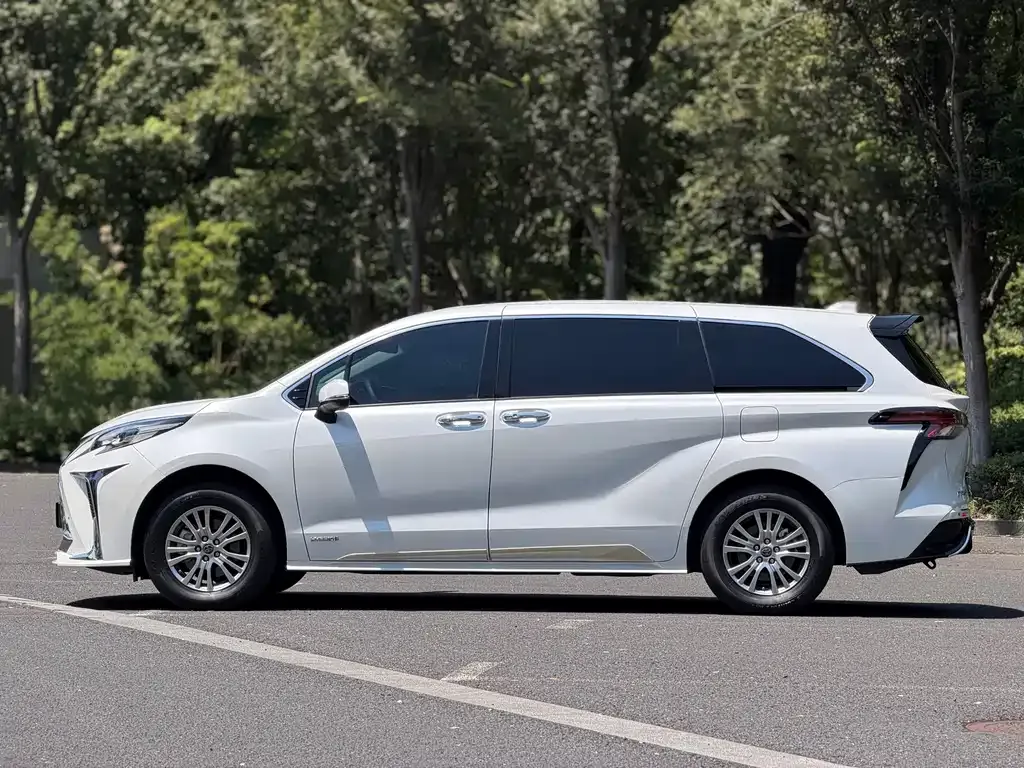 Toyota Sienna — фото 4