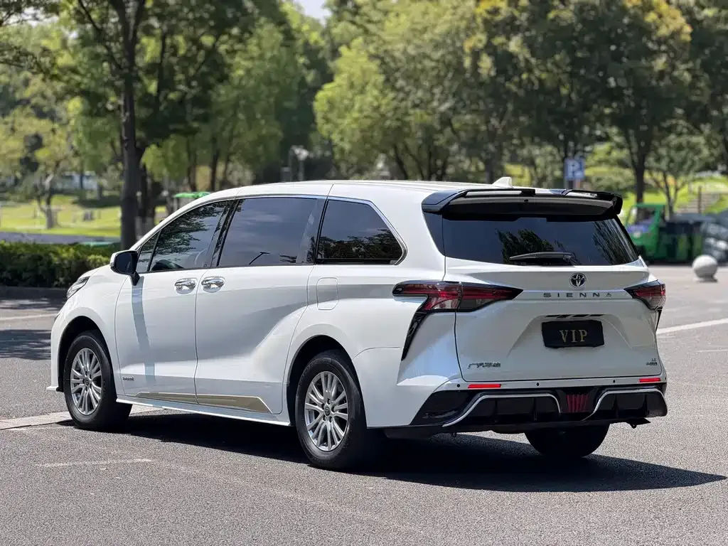 Toyota Sienna — фото 8