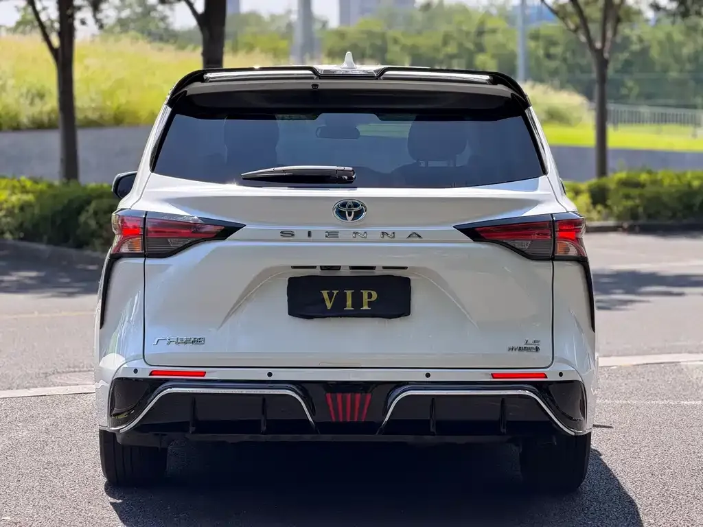 Toyota Sienna — фото 2