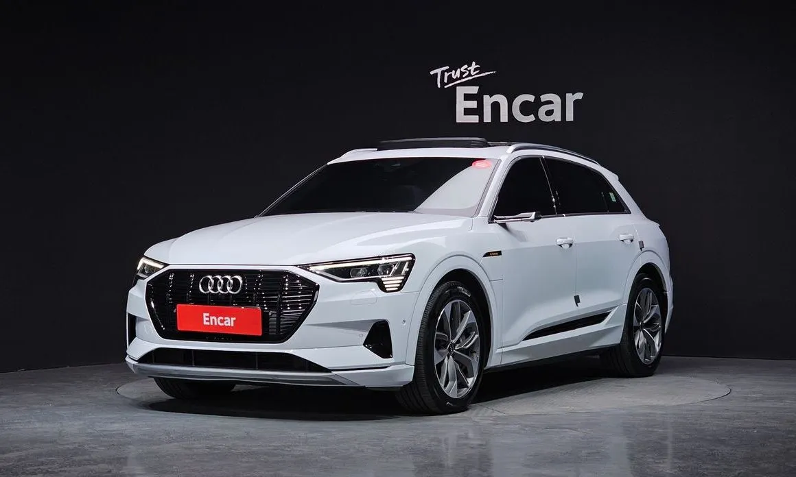 Audi e-tron — фото 1