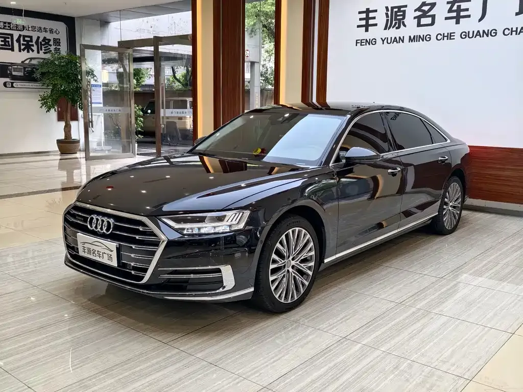 Audi A8 — фото 1