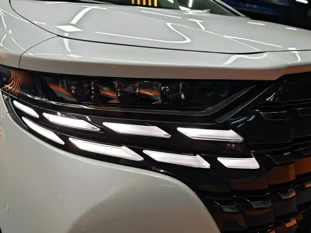 Toyota Alphard — фото 3