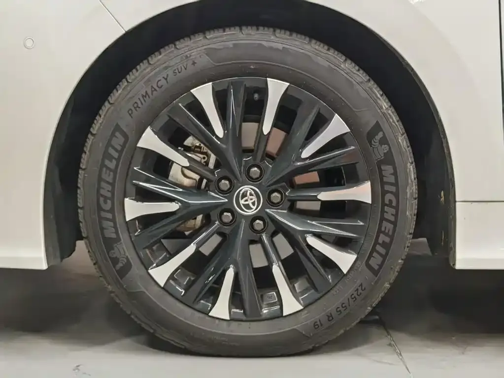 Toyota Alphard — фото 2