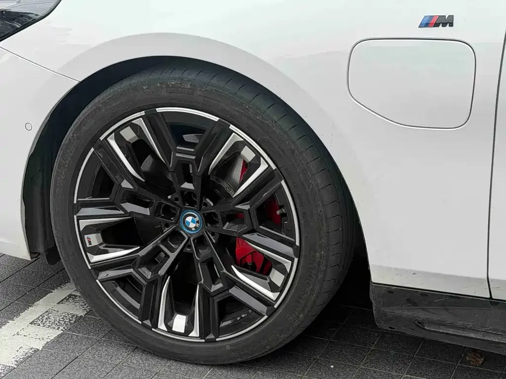 BMW i5 M60 — фото 8
