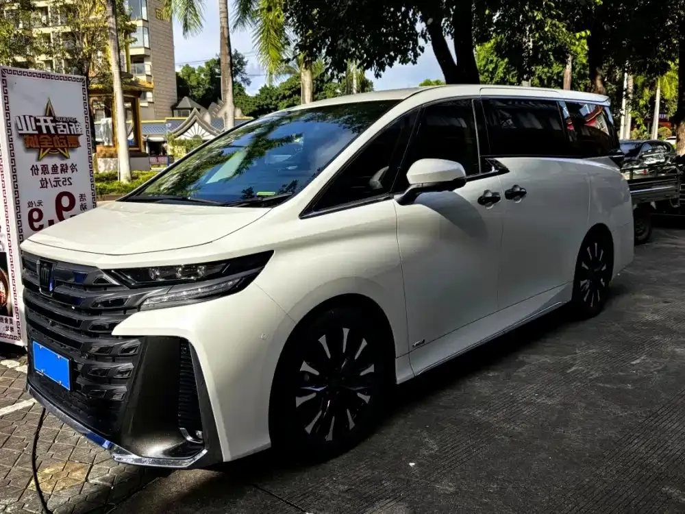 Toyota Vellfire — фото 1