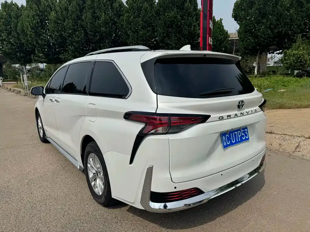 Toyota Granvia — фото 10