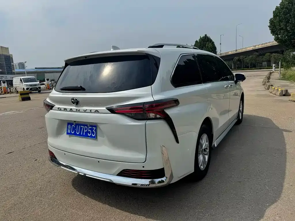 Toyota Granvia — фото 4