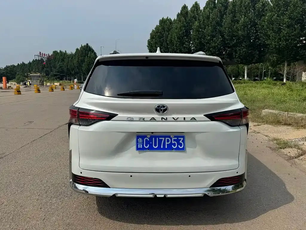 Toyota Granvia — фото 9
