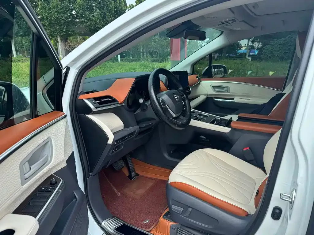 Toyota Granvia — фото 8