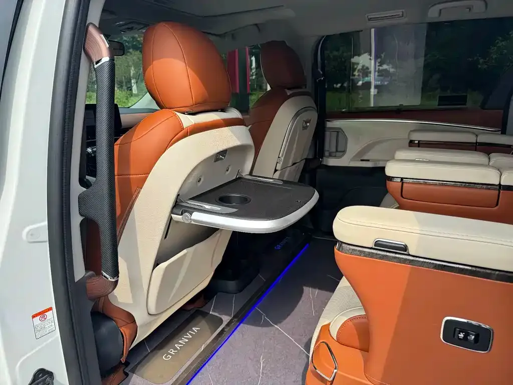 Toyota Granvia — фото 6