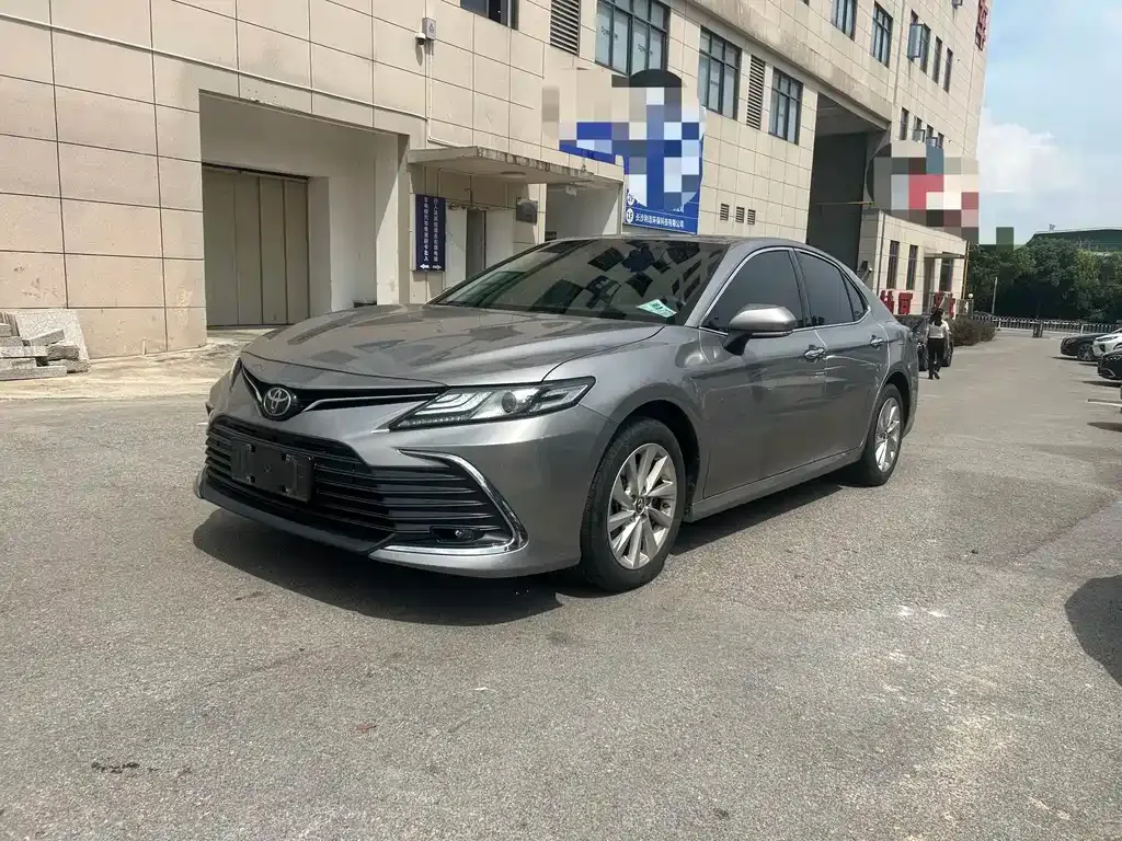 Toyota Camry — фото 1