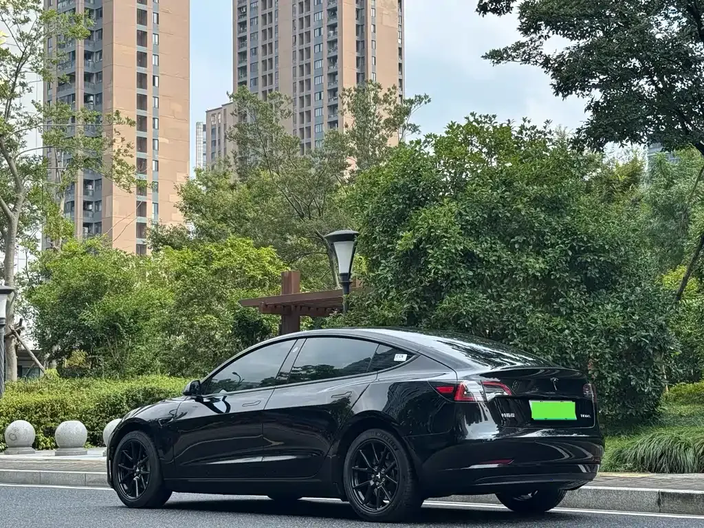 Tesla Model 3 — фото 10