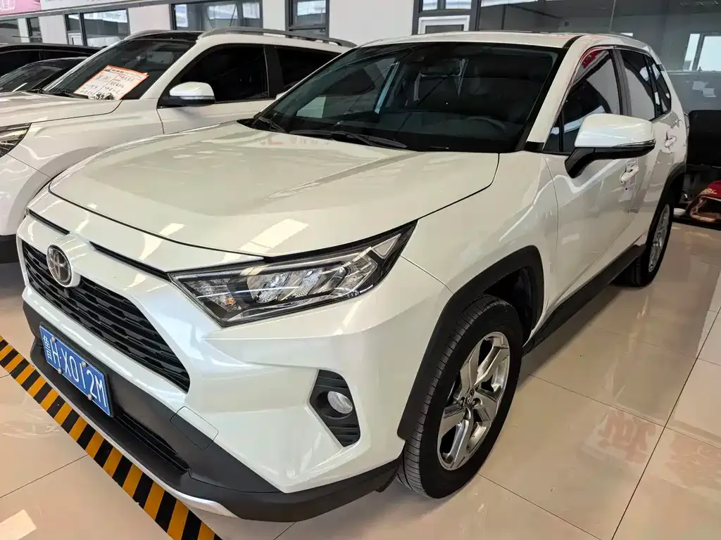 Toyota RAV4 — фото 1