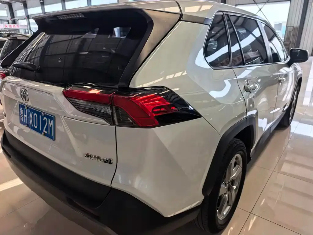 Toyota RAV4 — фото 6
