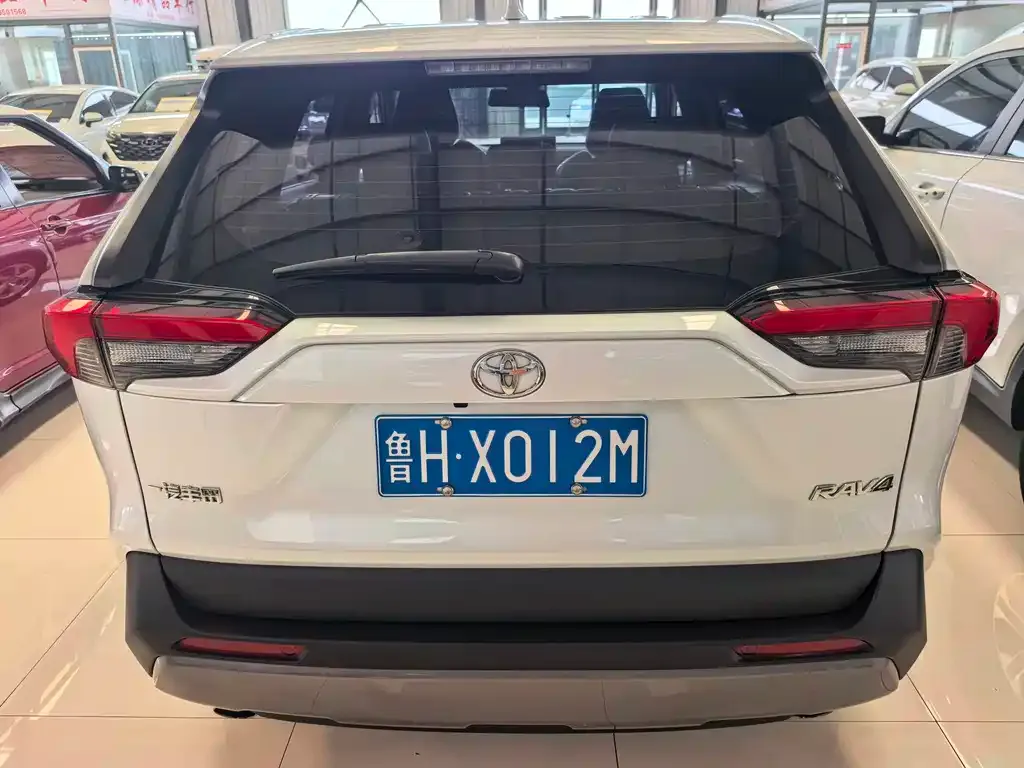 Toyota RAV4 — фото 2