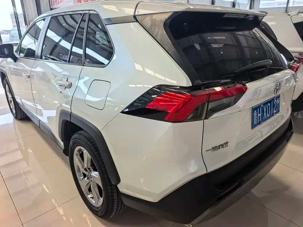 Toyota RAV4 — фото 9