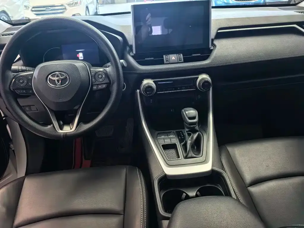 Toyota RAV4 — фото 8