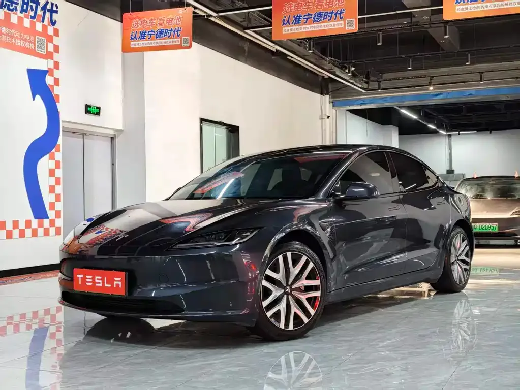 Tesla Model 3 — фото 1
