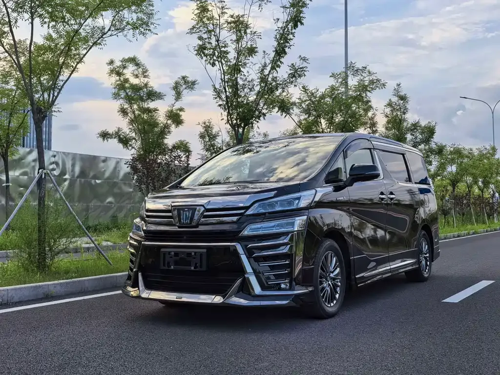 Toyota Vellfire — фото 1