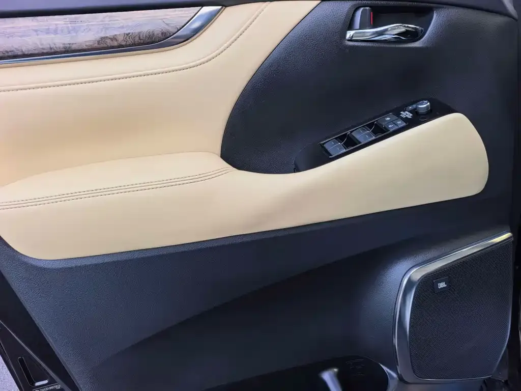 Toyota Vellfire — фото 9