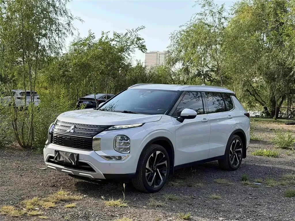 Mitsubishi Outlander — фото 1
