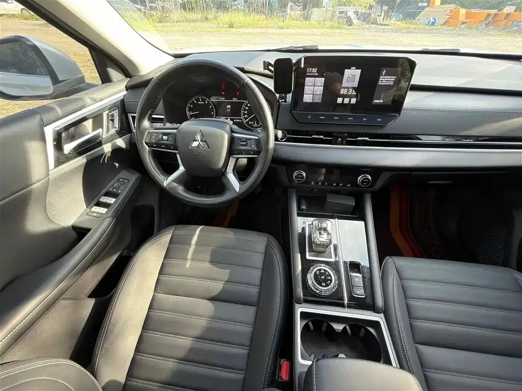 Mitsubishi Outlander — фото 2