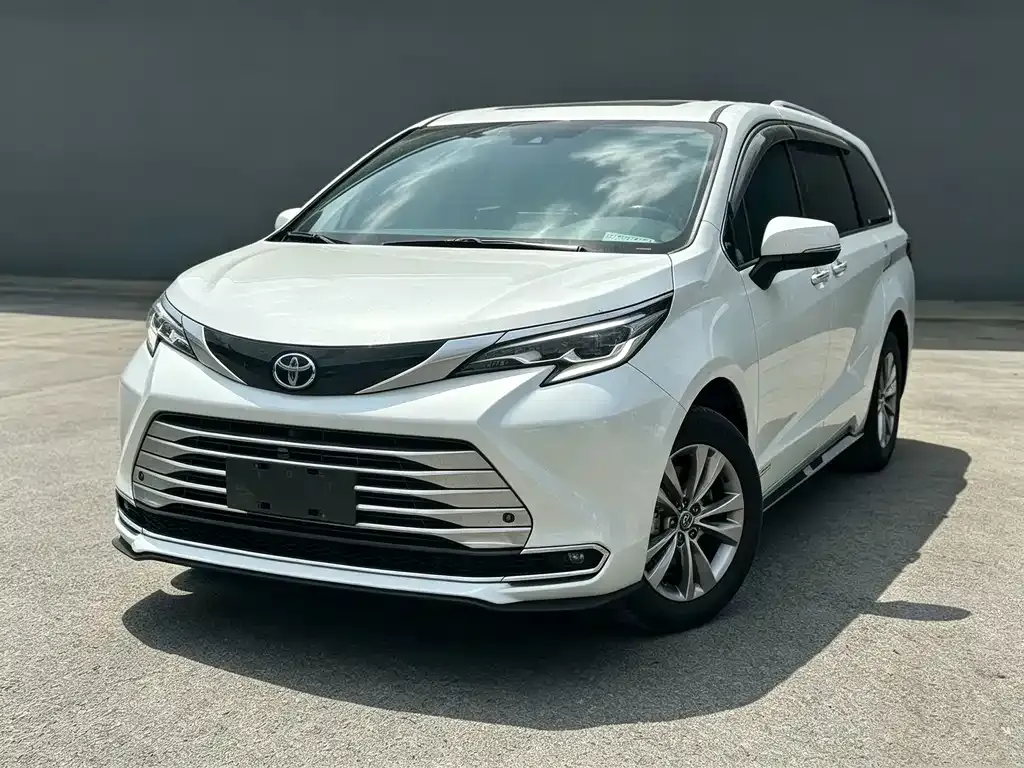 Toyota Sienna — фото 1