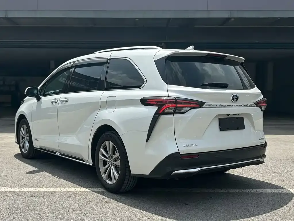 Toyota Sienna — фото 6