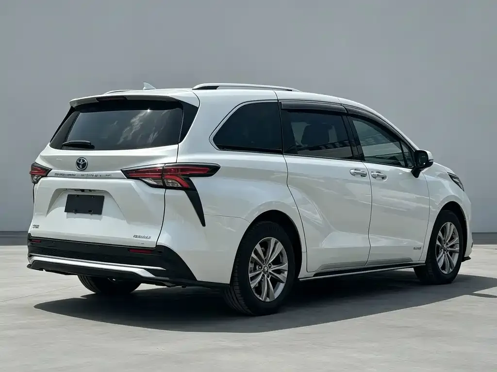 Toyota Sienna — фото 2