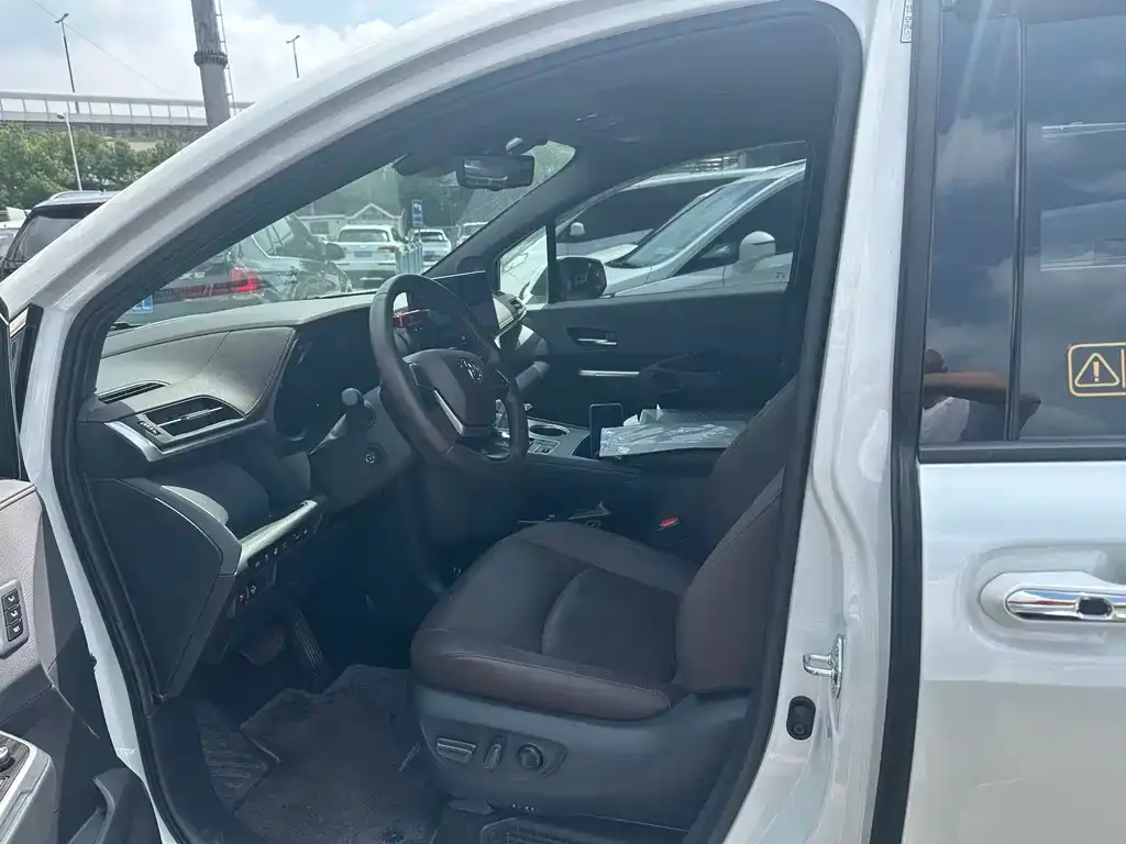 Toyota Sienna — фото 4