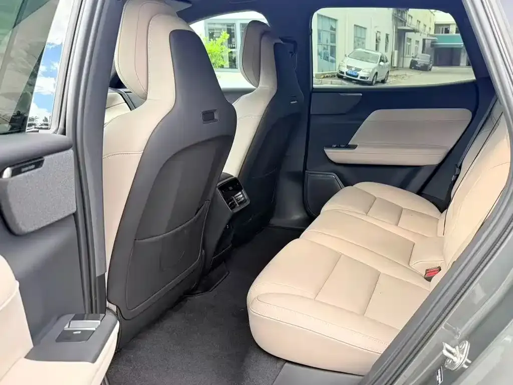 Volvo XC70 Plug-in Hybrid — фото 4