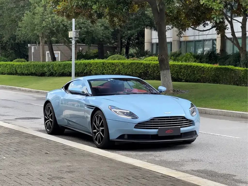 Aston Martin DB11 — фото 6