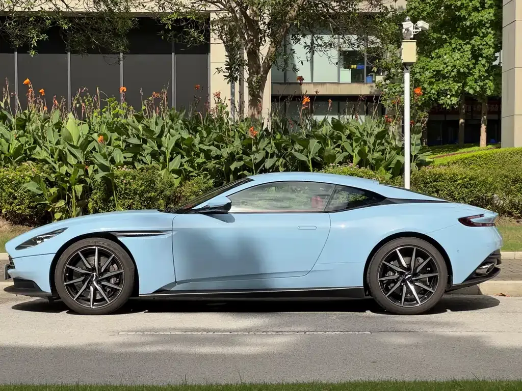 Aston Martin DB11 — фото 10